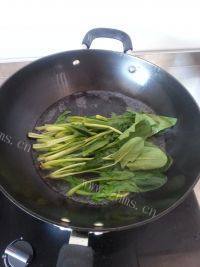 美味的菠菜鸡蛋汤做法图解3)