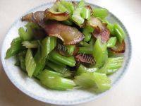 家常菜腊肉炒芹菜