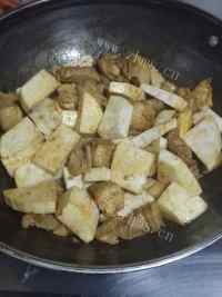 家常菜香芋红烧肉做法图解6)