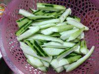 家常菜猪肉炒丝瓜做法图解1)