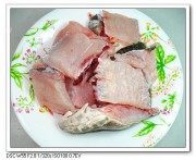 滋补财鱼萝卜汤做法图解2)