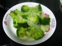 好味的西兰花炒鸡蛋做法图解4)