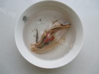 美味的蒜蓉粉丝蒸带子做法图解4)
