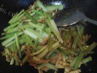 家常菜芹菜炒肉丝做法图解6)