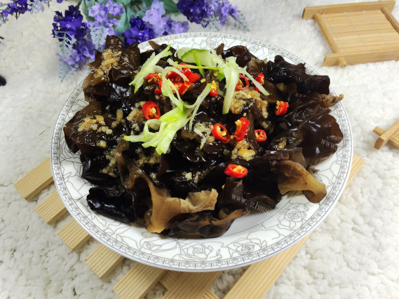 芳香四溢的凉拌木耳