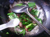 家常菜大蒜炒腊肉做法图解6)