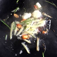 美味芹菜肉丝豆干做法图解5)