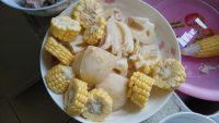 美味的莲藕玉米排骨汤做法图解4)