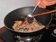 美味的莲藕烧鸭肉做法图解5)