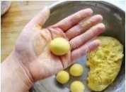 色泽不错的南瓜黑芝麻汤圆做法图解6)