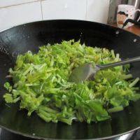 芹菜炒胡萝卜自制做法图解9)