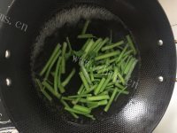 简单的芹菜炒肉做法图解3)
