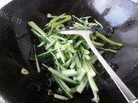 清淡的素炒木耳做法图解7)