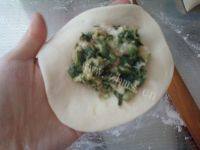 好吃的猪肉韭菜馅饼做法图解9)