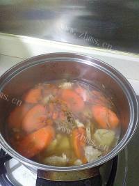 自制金银花杞子瘦肉猪腰汤做法图解7)