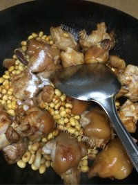 美味的黄豆炖猪蹄做法图解7)