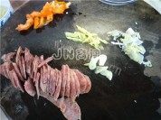 美味的香肠炖豆腐做法图解2)