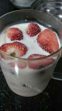 色泽鲜亮的草莓牛奶做法图解3)