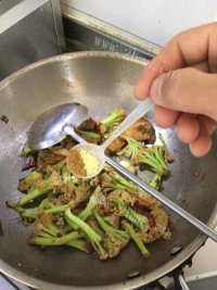 家常菜干煸菜花做法图解12)