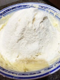 美味的蛋白脆饼做法图解5)