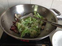 家常菜腊肉炒花菜做法图解5)