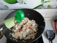 美味的腊肠炒饭做法图解8)