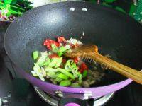 家常菜芹菜木耳炒肉做法图解4)