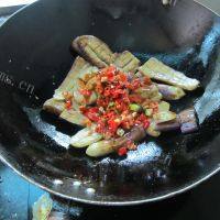 让人怀念的鱼香茄子做法图解6)
