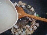 美味的紫苏炒粉肠做法图解5)