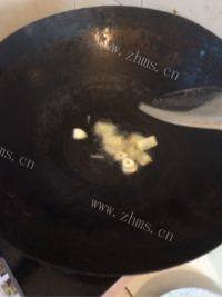 家常菜腊肉炒蒜苔做法图解5)