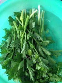 家常菜芹菜叶炒鸡蛋做法图解1)
