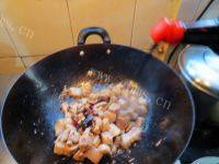 味道不错的红烧肉炖土豆做法图解4)