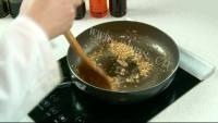 色泽鲜亮的蒜蓉粉丝蒸扇贝做法图解2)