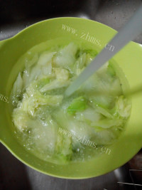 鲜美的白菜炒炸虾仁做法图解7)