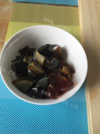 美味的皮蛋瘦肉粥做法图解4)