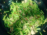 外婆教我做芹菜炒肉做法图解8)