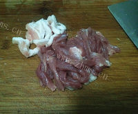 美味的虎皮蛋肉片炒花菜做法图解4)