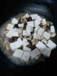 家常菜香菇炖豆腐做法图解11)