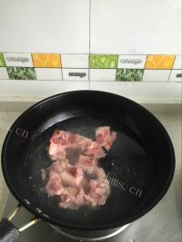 食欲满满的苦瓜玉米排骨汤做法图解2)