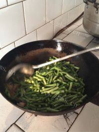 很有食欲的肉炒豇豆做法图解5)