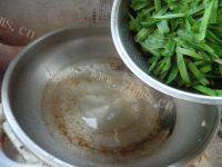 家常菜韭菜炒小河虾做法图解8)
