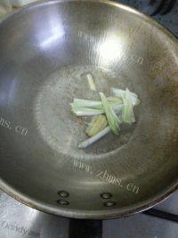 家常蒜苔炒胡萝卜做法图解4)