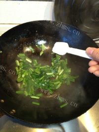 香气浓郁的韭菜炒鸡蛋做法图解7)
