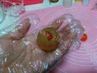 好吃的紫薯蛋黄月饼做法图解6)