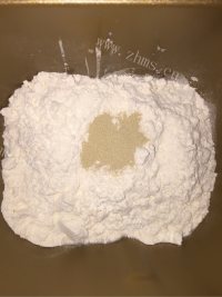 自制吞拿鱼沙拉面包做法图解2)
