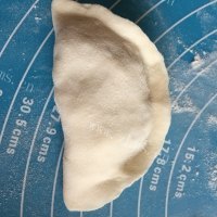 热腾腾的韭菜盒子做法图解10)