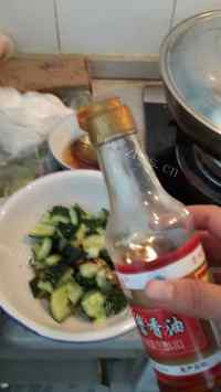 美味的凉拌黄瓜做法图解7)