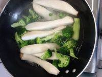 家常菜西兰花炒鸡腿菇做法图解3)