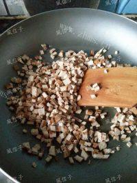 味道不错的韭菜盒子做法图解9)