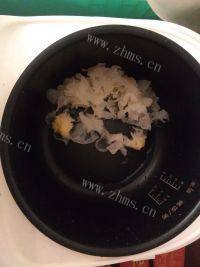 美味的银耳莲子红枣汤做法图解4)